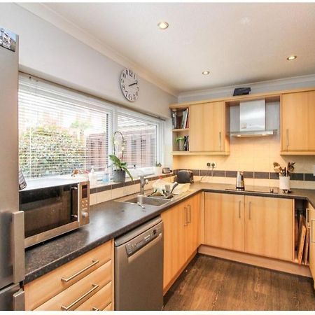 Twin Room In Crawley,Gatwick,West Sussex Ifield Bagian luar foto