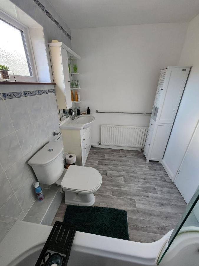 Twin Room In Crawley,Gatwick,West Sussex Ifield Bagian luar foto