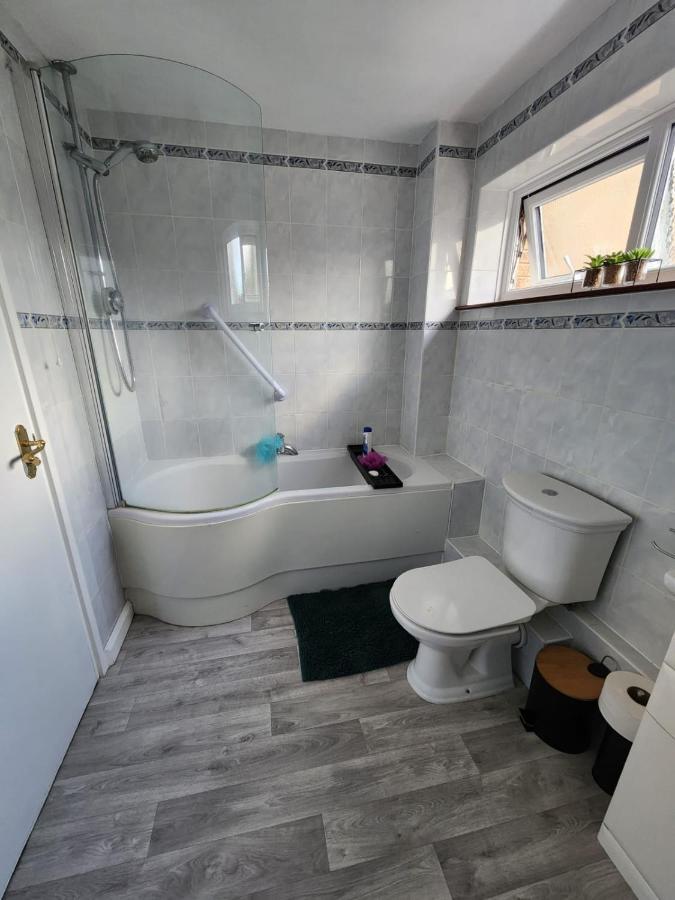 Twin Room In Crawley,Gatwick,West Sussex Ifield Bagian luar foto