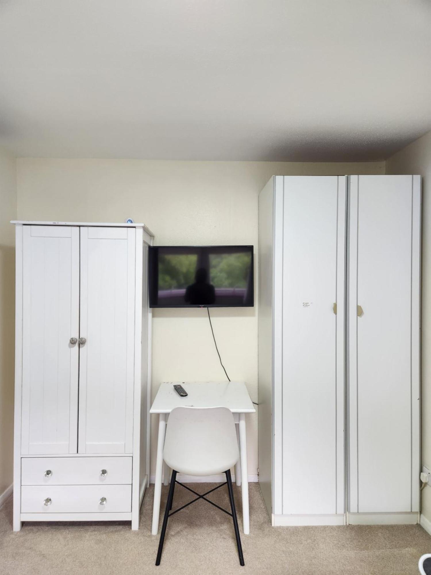 Twin Room In Crawley,Gatwick,West Sussex Ifield Bagian luar foto