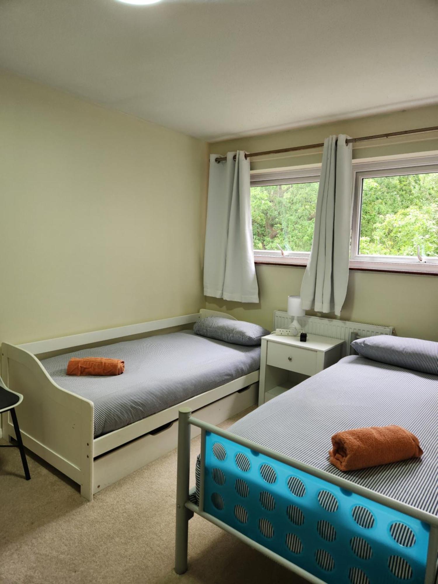 Twin Room In Crawley,Gatwick,West Sussex Ifield Bagian luar foto